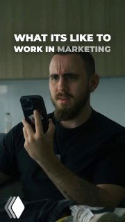 Ещё один кадр со слоганом WHAT ITS LIKE TO WORK IN MARKETING и мужчиной, серьёзно говорящим по телефону — стилистика короткого вертикального видео.