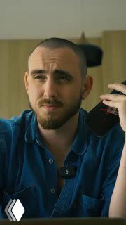 Незамысловатый портрет мужчины с телефоном в руках на фоне интерьера — иллюстрация будней агентского SMM в формате Reels.