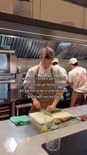 Кухонная сцена: повар в униформе готовит на переднем плане, на видео субтитры про просьбу менеджера по SMM снять Reels — сценка о недопонимании ролей.