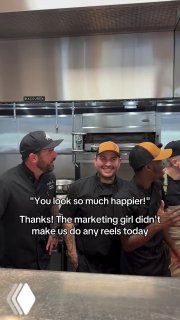 Группа сотрудников на кухне ресторана улыбаются, в субтитрах благодарность и шутка про маркетинг: визуализация повседневной офисной/рабочей атмосферы в Reels.