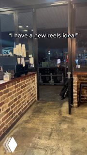 Интерьер кофейни/кафе вечером: подсвеченный бар, подпись на видео «I have a new reels idea» — типичный визуал для вирусных роликов про маркетинг и креатив.