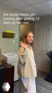 Молодая девушка у офисной техники машет рукой в сторону камеры, подпись о том, что она получила 12 лайков на Reels — сатирический образ «social media girl».