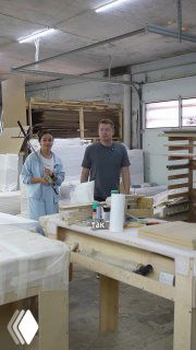 Мастерская или столярная сцена с двумя работниками и инструментами на фоне, кадр из Reels, демонстрирующий несоответствие образов труда и шуток про маркетинг.