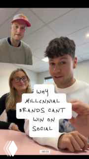 Трое человек в офисе держат бумажку с надписью «WHY MILLENNIAL BRANDS CAN'T WIN ON SOCIAL»; изображение иллюстрирует тему лайфстайл‑контента и маркетинга.