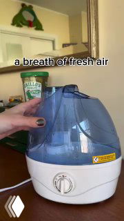 Банка Grillo's Pickles стоит рядом с увлажнителем в домашней обстановке; кадр вертикального ролика с наложенным текстом и бытовой атмосферой.