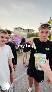 Рука протягивает банку Grillo's Pickles подростку на уличном фестивале; на заднем плане люди и атмосфера офлайн-ивента, подпись в ролике.