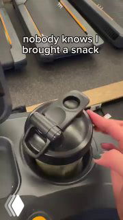 Кадр в транспорте с флягой и предметами на сидении, рядом баночка огурцов и подпись «nobody knows I brought a snack» — элемент повседневного сторителлинга.