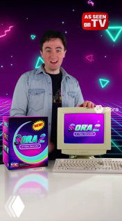 Человек с ретро-компьютером и упаковкой Sora в стиле рекламного ролика; стилизованная сцена как пример маркетинговой подачи возможностей генератора видео Sora.