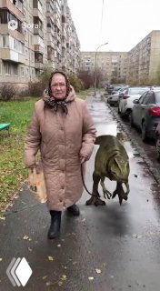 Женщина идёт по двору рядом с фантастическим существом: пример реалистично-сюрреалистического артефакта генерации Sora, где реальность и вымысел смешиваются.