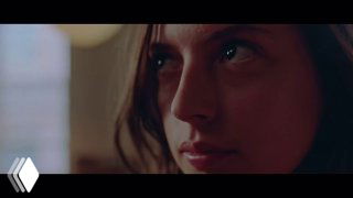 Крупный план лица персонажа из рекламного ролика ChatGPT: эмоциональная актёрская игра, естественные тона и акцент на человеческом опыте