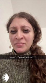 Вертикальная миниатюра с крупным планом женщины, которая изображает слёзы и трудности при изучении языка, формат типичен для Instagram/TikTok.