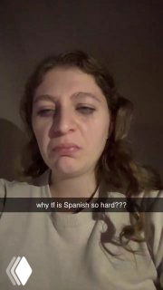 Кадр из вертикального видео: женщина делает драматическую гримасу и подписывает видео вопросом о сложности изучения языка.