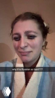 Вертикальное видео с женским лицом в домашней обстановке, выражающим дискомфорт — типичный пример постановочного контента для продвижения приложения.