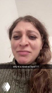 Ещё один кадр со слезящимся выражением женщины и подписью про сложности языка; формат повторяется в разных роликах и под разные языки.