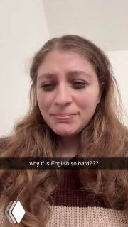 Портретный кадр женщины в вертикальном видео с легкой улыбкой и влажными глазами — пример «слёзного» формата, дающего высокий охват.