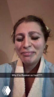 Вертикальная миниатюра с женским лицом в разной гримасе; серия кадров подчёркивает повторяемость сценариев в рекламных роликах Airlearn.