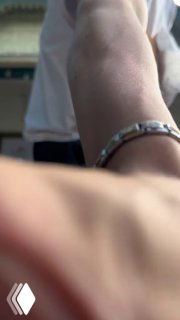 Крупный план руки и предплечья человека в вертикальном ролике из кафе, виден браслет и бытовая, неотесанная съемка — типичный формат TikTok-контента.