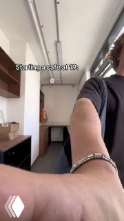 Внутренний вертикальный кадр с рукой в первом плане и пустой рабочей зоной — реальная, неотшлифованная съемка процесса подготовки кафе.