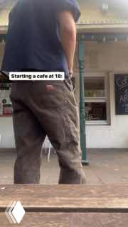 Кадр снизу показывающий ноги и корпус человека у улицы перед кафе — повседневная сценка в вертикальном видео о начале деятельности.