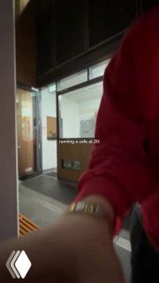 Служебный или загрузочный проход в помещении кафе: коробки, рабочая зона и натуралистичная съемка, типичное закулисье стартапа кафе.