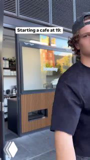 Повторный уличный кадр с юношей и витриной, вертикальное видео демонстрирует развитие истории и переходы между съемками в разных локациях.