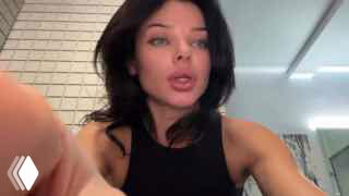 Скриншот видео основательницы агентства: женщина в чёрной майке обращается к аудитории, звучат попытки аккуратно объяснить ситуацию с выплатами.