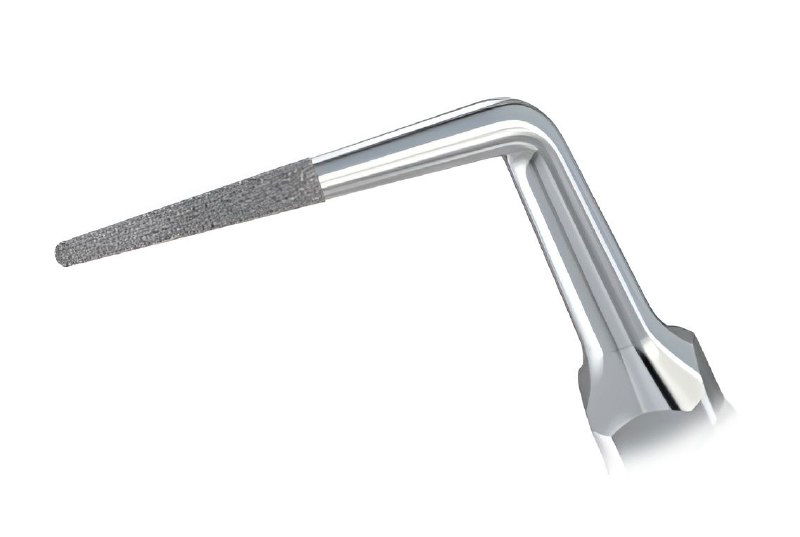 Ультразвуковая насадка с алмазным напылением в увеличении; виден угловой рабочий конец и текстура абразивного покрытия на рабочей поверхности.