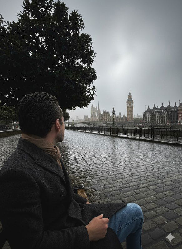 Силуэт мужчины на набережной у реки с заметным зданием на заднем плане и дождливой атмосферой; пример желаемого лондонского фона для генерации.