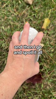 Крупный план руки с мелким предметом на траве и наложенным текстом — эстетическая деталь, подходящая для нарезки в коротких видео и трендах.