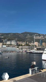 Причал и яхты в порту Лазурного берега, на заднем плане прибрежные дома и холмы — фото с места яхтинга и деловой встречи предпринимателей.