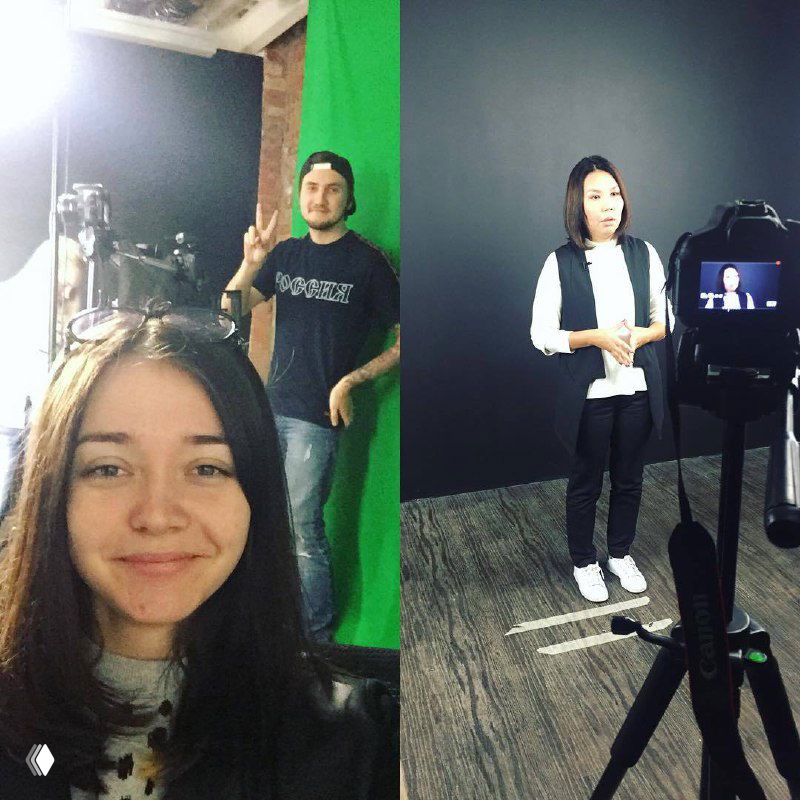 Автор в студии у хромакея и коллеги на съемке; рабочая сценa команды EdTech с камерой и оборудованием, отражающая процесс записи контента.