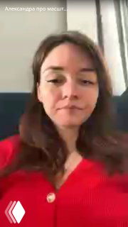 Кадр эфира: женщина в красном кардигане говорит в камеру — фрагмент обсуждения кейса партнёрской программы онлайн‑школы.