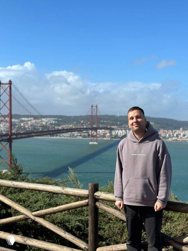 Человек на смотровой площадке на фоне большого подвесного моста и реки; фото используется как иллюстрация анонса эфира по трафику.