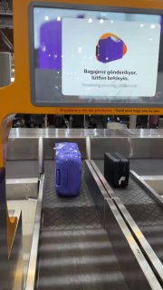 Экран над багажной лентой показывает пиктограмму чемодана и подсказку, крупный план ленты и багажа в аэропорту.