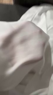 Крупный план жатой ткани: рука растягивает материал, демонстрируя устойчивость к смятию и фактуру, удобную для путешествий