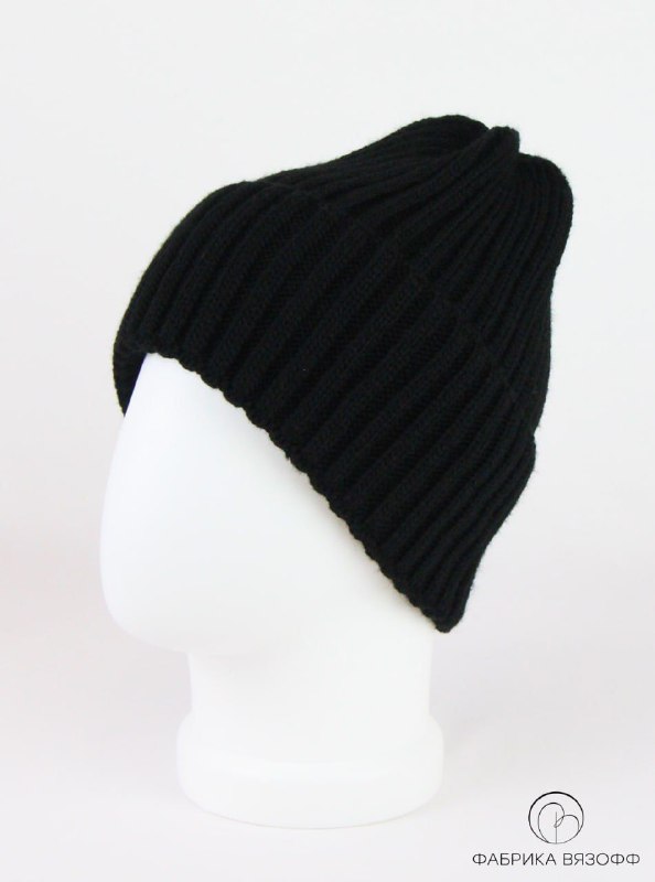 Чёрная ребристая шапка на манекене, ракурс подчёркивает текстуру вязки и посадку изделия для размещения на маркетплейсах.