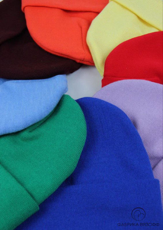 Набор разноцветных базовых шапок, аккуратно сложенные рядом; фотография показывает ассортимент цветов для маркетплейс‑карточки и оптовых предложений.