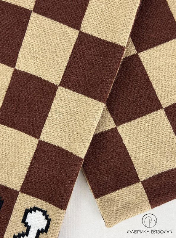 Детальный кадр шва и пересечения клеток вязаного полотна, демонстрирующий аккуратность узора шахматной клетки и равномерность нитей.