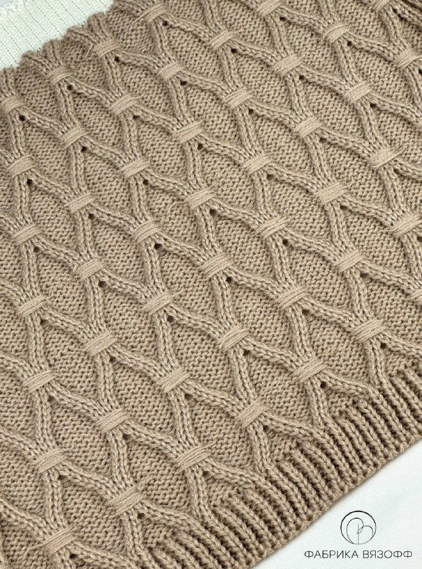 Плотное полотно с плетёными элементами и сетчатыми вставками: видны переходы между разными узорами и обработка края.