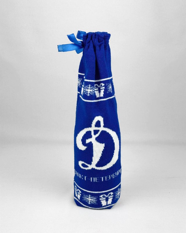 Вязаный мешок-чехол для бутылки в фирменных цветах, украшенный логотипом «Д» и декоративной каймой с праздничными мотивами.