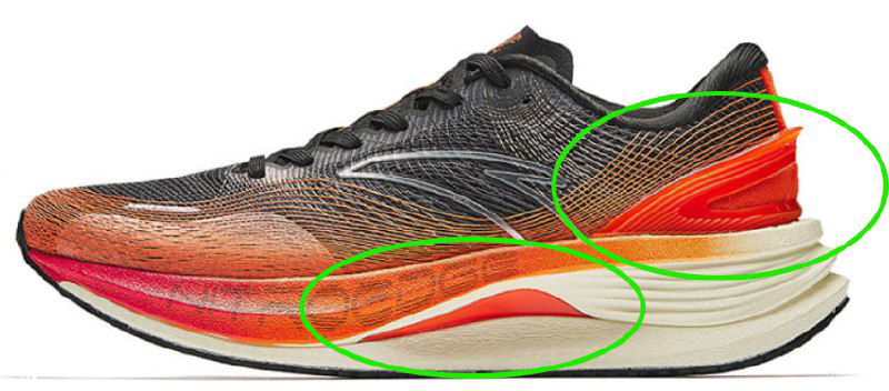 Боковой вид беговой кроссовки с выраженным пяточным стаканом и высокой подошвой — пример модели для начинающего бегуна, иллюстрация стабильности.