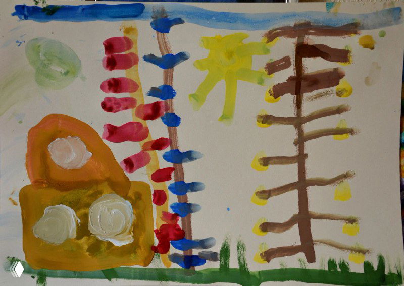 Работа ребёнка с толстыми мазками: узоры, вертикальные линии и цветные принты, демонстрация экспериментов с инструментами.