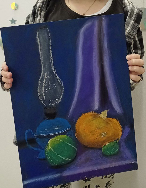 Фрагмент детского натюрморта сухой пастелью: отражения в стеклянной лампе, чайник и объёмные оранжевые и зелёные формы на синем фоне.