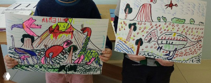 Фотография, где дети держат свои рисунки: два листа с насыщенной линейной графикой и цветными акцентами, демонстрация результатов урока.