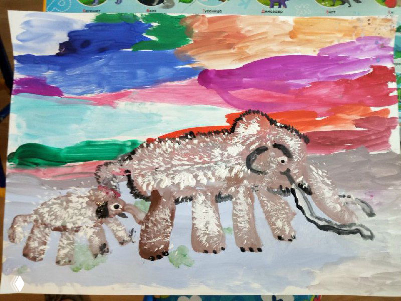 Крупная картина мамонта, выполненная гуашью ребёнком: фигуры животных на ярком разноцветном фоне, видна фактура кистевых мазков и детская экспрессия.