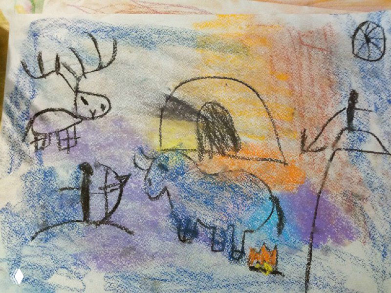 Наскальная живопись в детской интерпретации: схематичные силуэты животных, мягкая растушёвка пастелью и контурная графика на листе, детская работа.