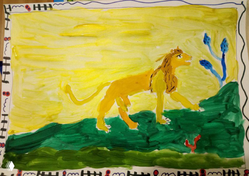 Животный рисунок — лев на зелёном холме, выполненный гуашью жёлто‑кремовыми красками, декоративная рамка по периметру.