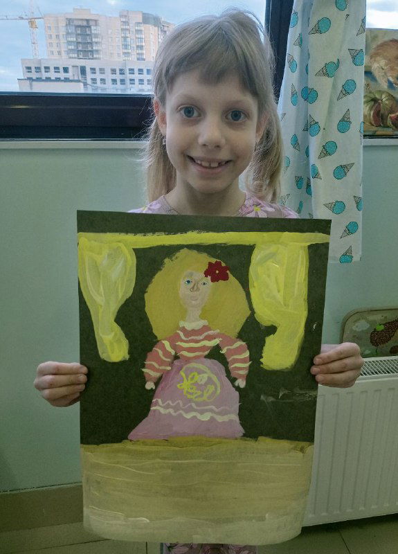 Фотография ученички, держащей рисунок принцессы на сцене; ребёнок улыбается, работа оформлена как театральная сцена.