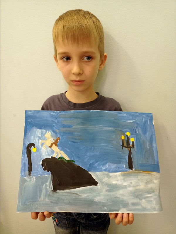 Мальчик держит живописный лист с морской набережной и фигурой на переднем плане; фон — учебная комната и нейтральная стена.