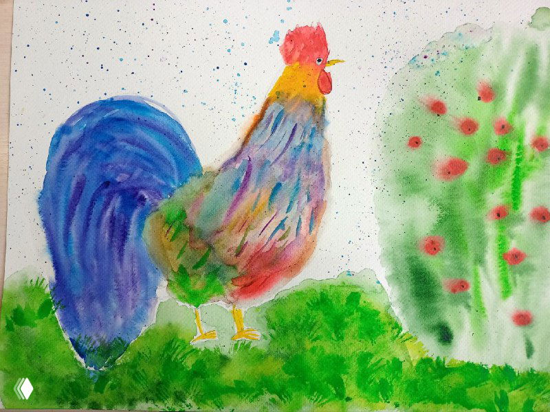 Яркий многоцветный петух с выразительным синим хвостом, выполненный густыми и прозрачными слоями на полухлопковой бумаге.